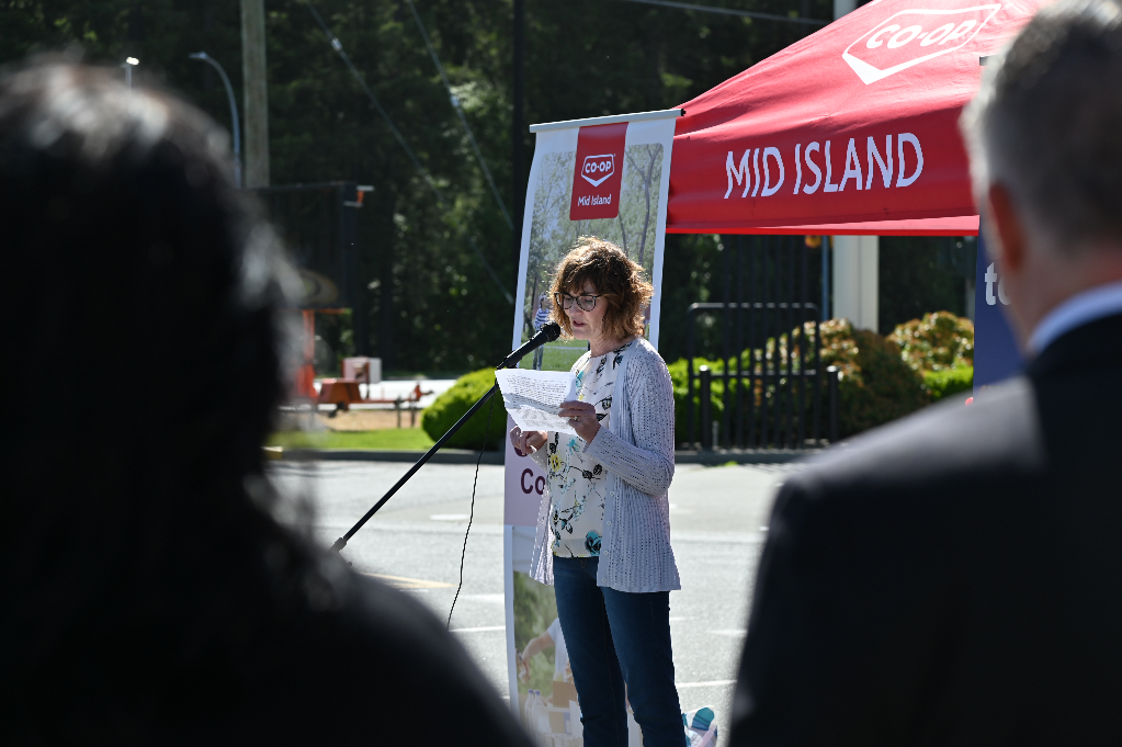 Adele Cave, Special Guest Speaker and Cancer Survivor addresses the crowd